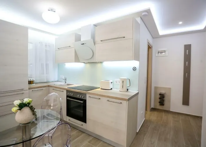 Laura Lifestyle And White Tower Appartement *