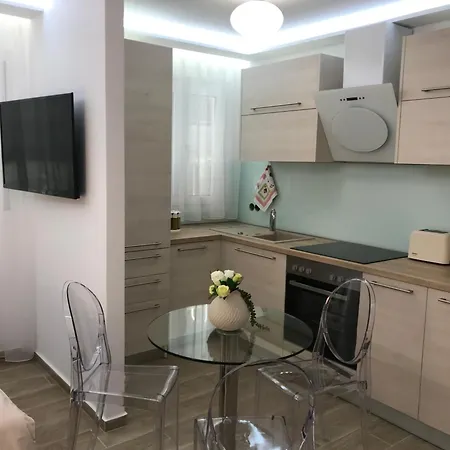 Laura Lifestyle And White Tower Apartment *