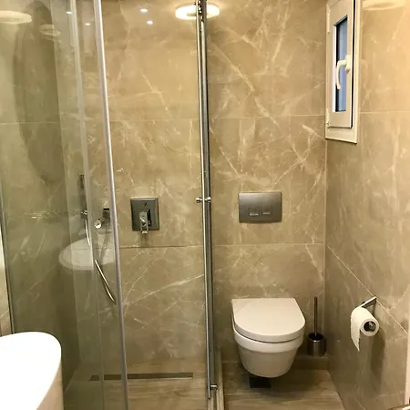Laura Lifestyle And White Tower Apartment *