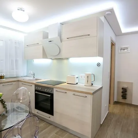 Laura Lifestyle And White Tower Apartment *