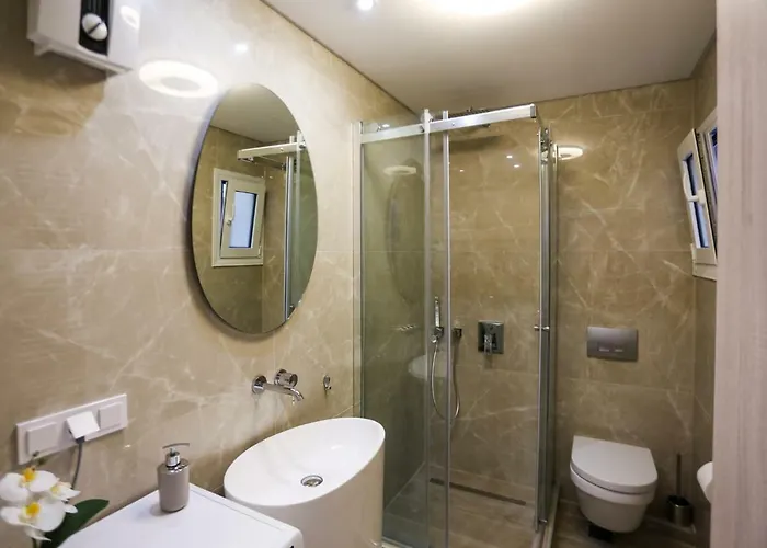 Laura Lifestyle And White Tower Apartment *