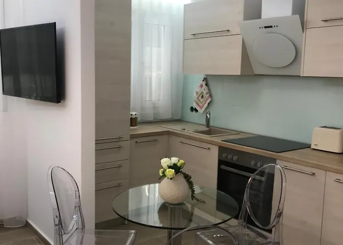 Laura Lifestyle And White Tower Appartement *